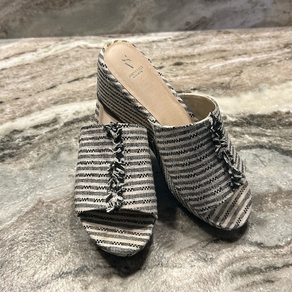 Simply Vera Wang slip on wedge.  Excellent condition - Picture 2 of 6